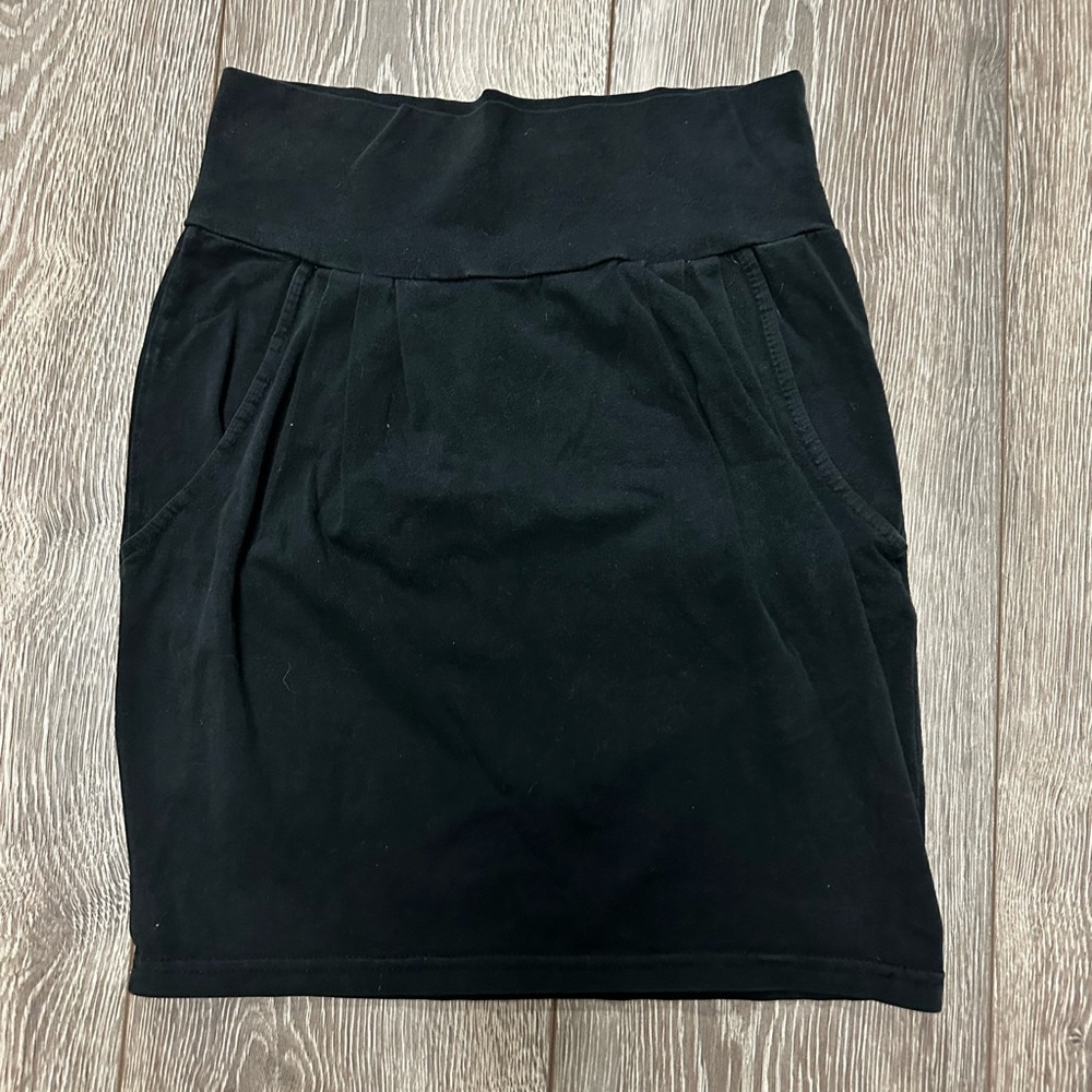 Black pencil skirt with pockets